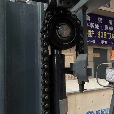 Chiếc xe nâng phụ tùng dây chuyền CPCD20-30 23659-44842 trong các cửa hàng sửa chữa máy